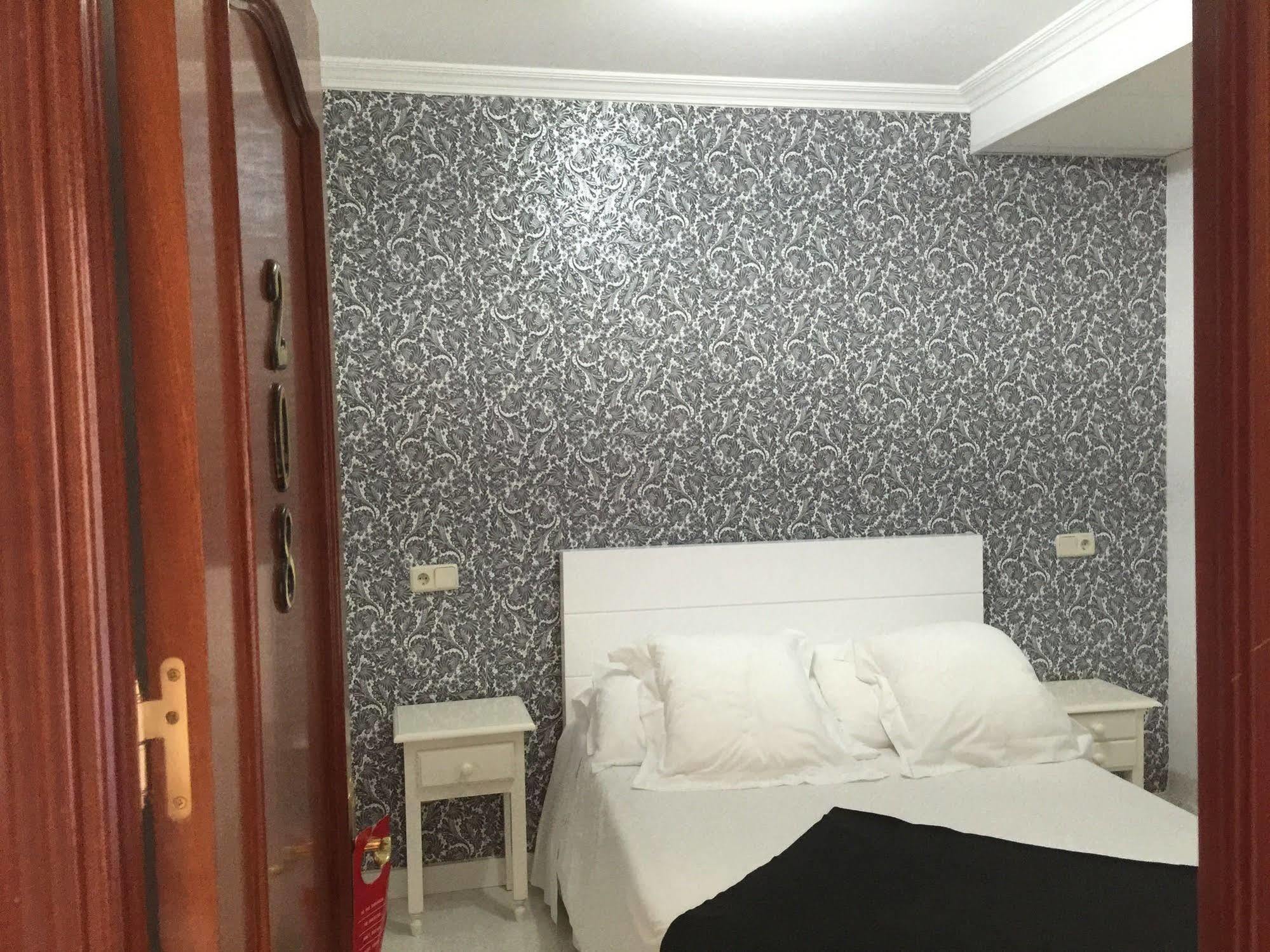 Hostal La Estrella Мадрид Экстерьер фото